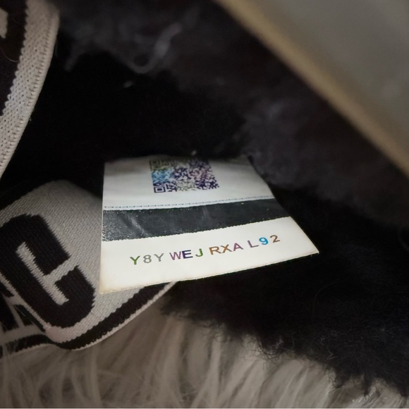 UGG Fuzzita Clear Size 6 - Picture 12 of 14